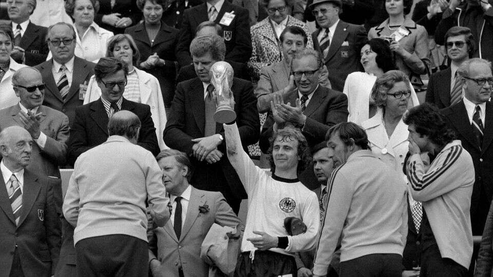 Weltmeister von 1974 Bernd Hölzenbeins Schwalbe peinigt die Holländer bis heute