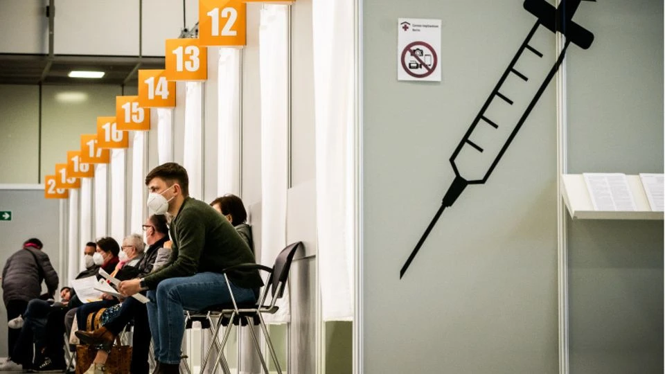 Dutzende Wahlhelfer in Berlin abgesprungen – nachdem sie ihre Impfbescheinigung erhalten haben