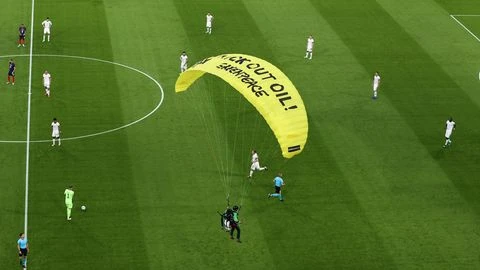 Fallschirmspringer sorgt für Schreckmoment bei Deutschland-Spiel