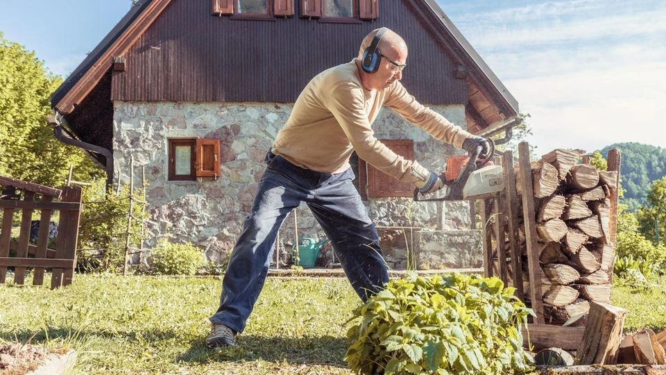 Gartenzeit Garten-Angebote am Mittwoch: Bosch Mini-Kettensäge heute 33 % günstiger