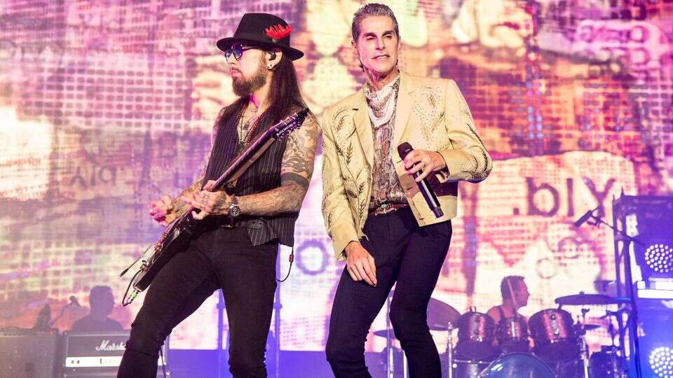 Konzert in Boston Sänger von Jane's Addiction dreht auf Bühne durch und geht auf Dave Navarro los