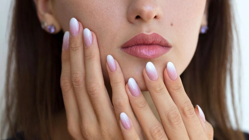 Nagellacktrend 2024 Babyboomer-Fingernägel: Was das ist und wie Sie den Look kreieren