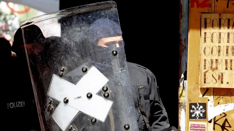 Polizei rückt in besetztes Haus vor: Darum eskaliert die Lage in der Rigaer Straße