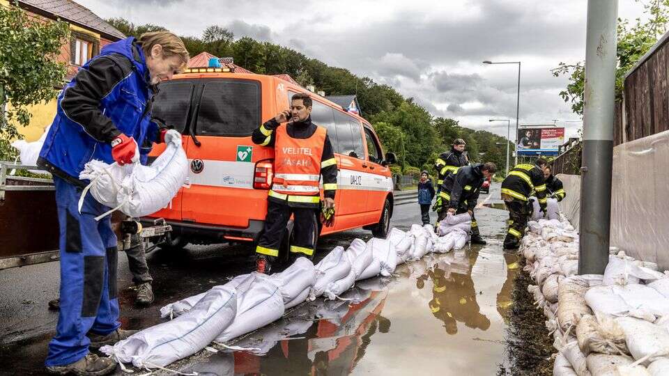 Unwetter in Europa Dresden erhöht Alarmstufe – tschechische Stadt fast komplett überflutet