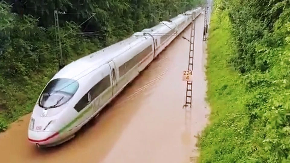 Starkregen überflutet Bahnstrecke – ICE wird zur Wasserbahn