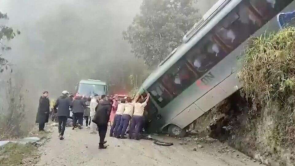 Machu Picchu Touristen-Bus kommt von der Straße ab – und stürzt 15 Meter in die Tiefe