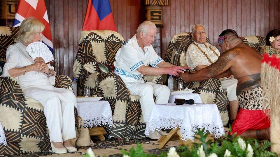 König Charles und Königin Camilla Weiße Looks bei Begrüßungszeremonie in Samoa