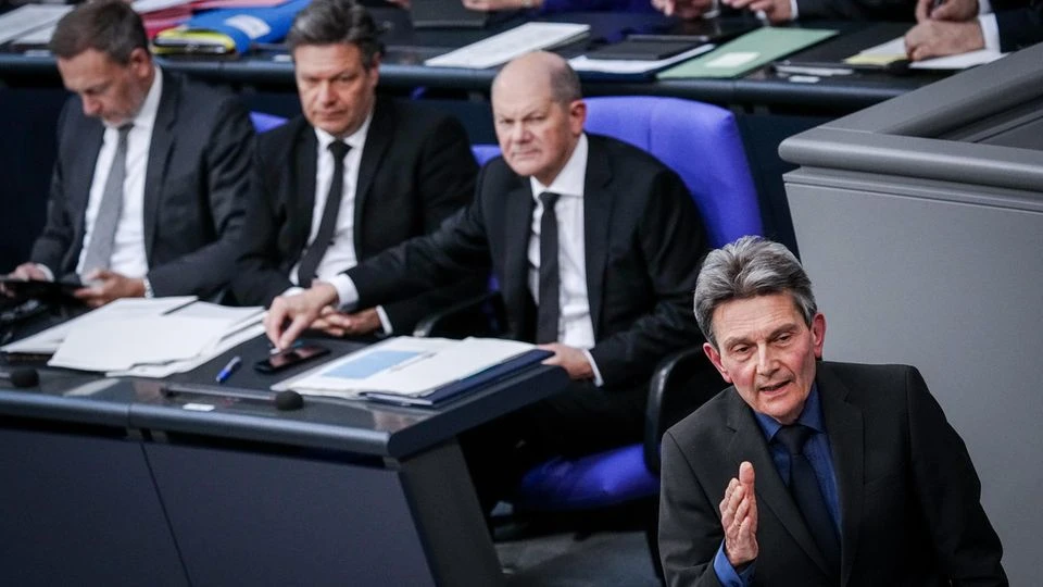 SPD-Fraktionsvorsitzender Rolf Mützenich ist Olaf Scholz' politischer Bodyguard – wie lange schützt er den Kanzler noch?