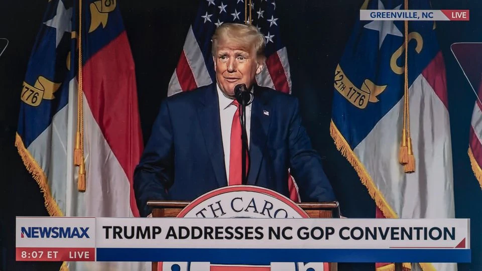 Trägt Donald Trump seine Anzughose falsch herum? Video spaltet Twitter-User