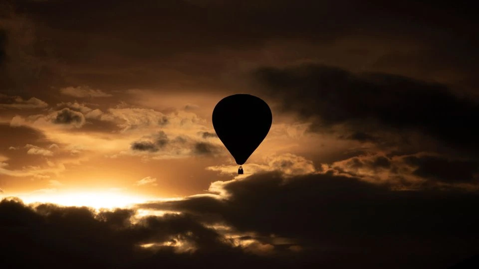 Heißluftballon fliegt in Hochspannungsleitung – vier Tote, ein Schwerverletzter