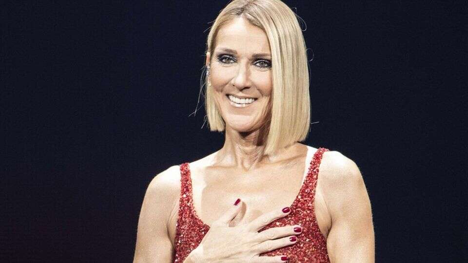 Céline Dion Sängerin stimmt auf Football-Spiel ein