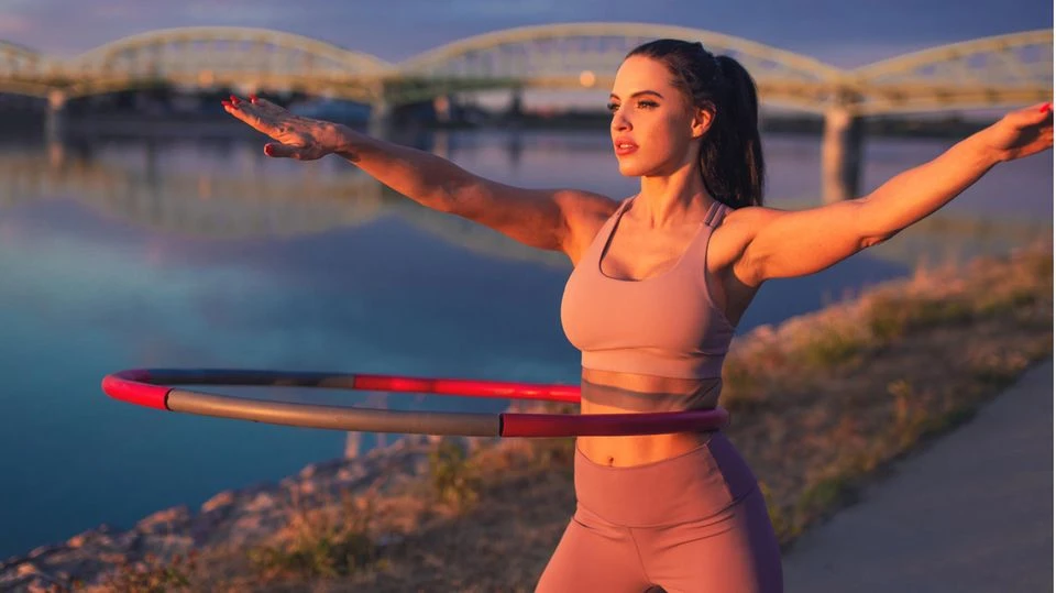 Hula-Hoop-Fitness im Trend: So unterstützt Sie der Reifen effektiv beim Abnehmen