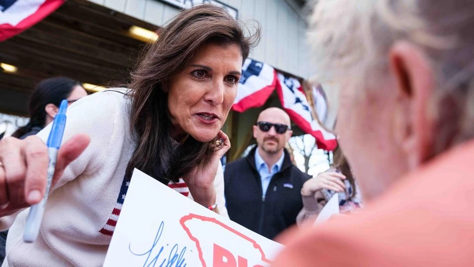 US-Wahl 2024 Multi-Milliardär dreht Geldhahn zu: Wer finanziert jetzt noch Trump-Gegnerin Nikki Haley?