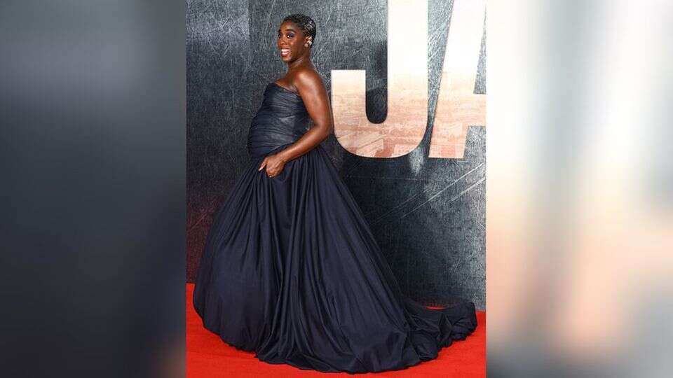 Lashana Lynch Ihr Babybauch wird zum Premieren-Highlight