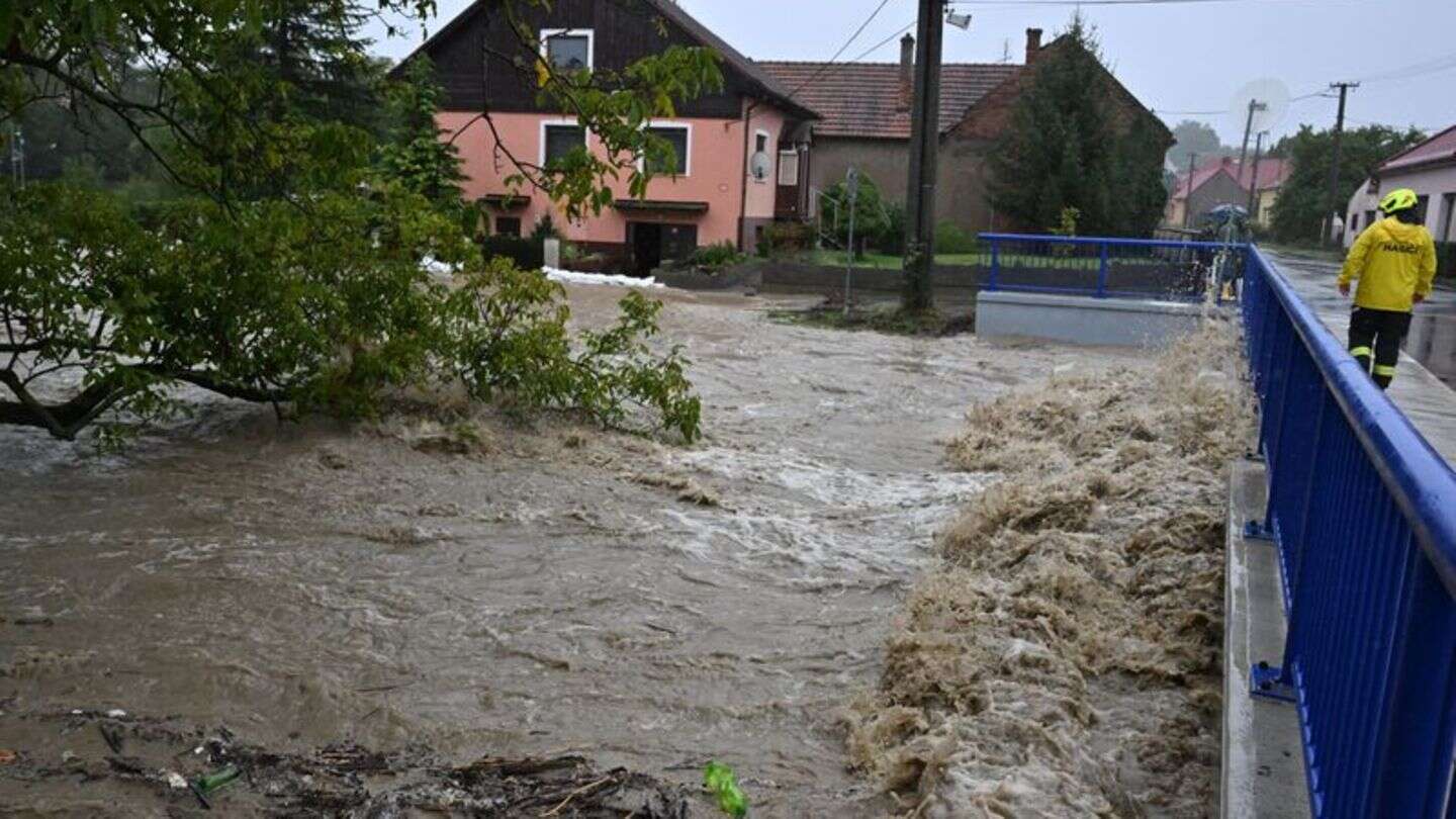 Unwetter: Hochwasserlage bleibt kritisch - erstes Todesopfer in Polen