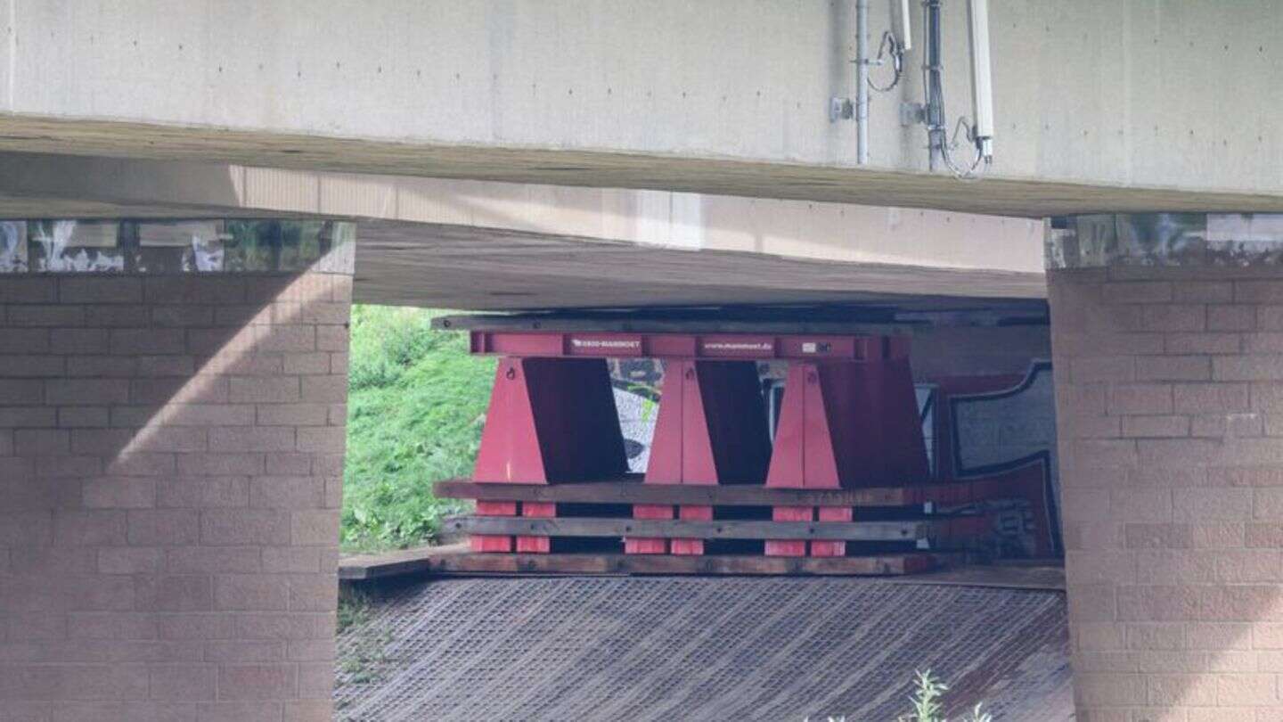 Carolabrücke Dresden: Dresdner Carolabrücke gefährdet - Zerstörtes wird abgerissen