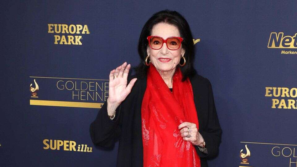 HAPPY BIRTHDAY Zeitlos wie ihre Brille – Nana Mouskouri sieht den 90. Geburtstag entspannt