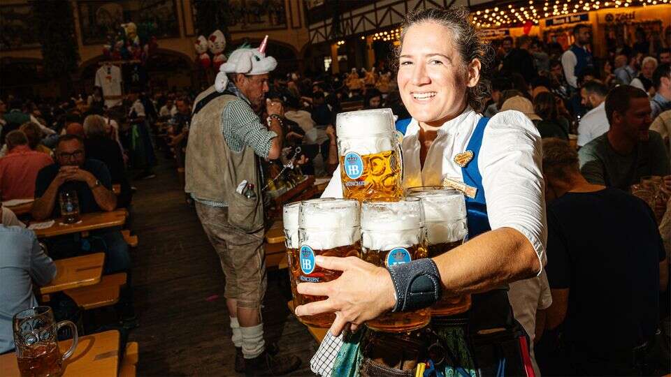 Oktoberfest Verdienst und bestes Trinkgeld? Unbequeme Fragen an eine Wiesn-Kellnerin