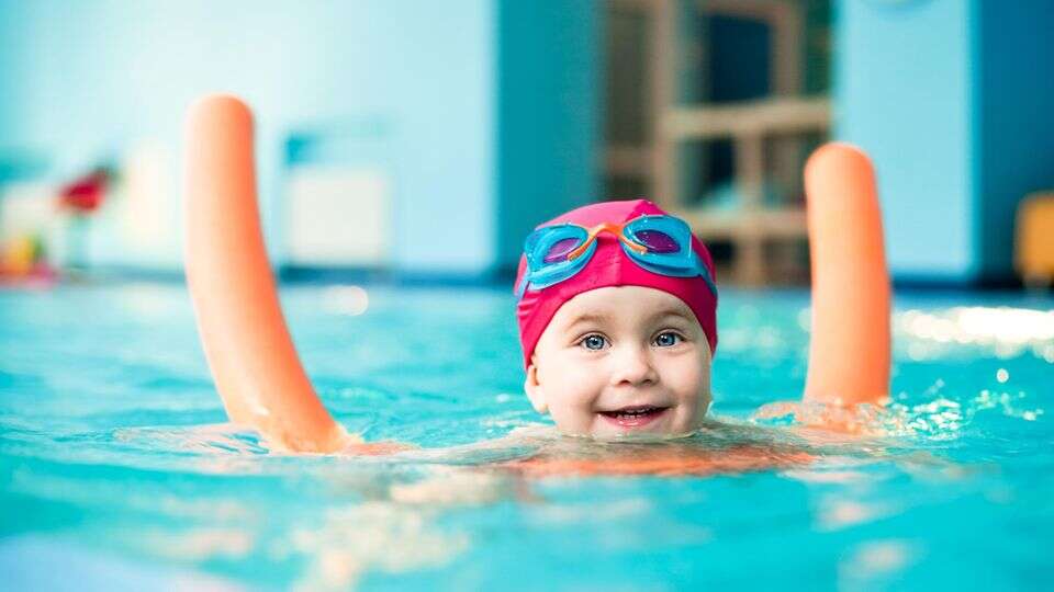 Auf Nummer sicher Schwimmhilfen für Kinder: Mit diesen Tools fühlen sich die Kleinsten im Wasser wohl