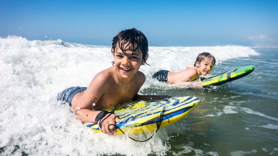 Bodyboard: Warum die Surf-Alternative 2021 bei Groß und Klein im Trend liegt