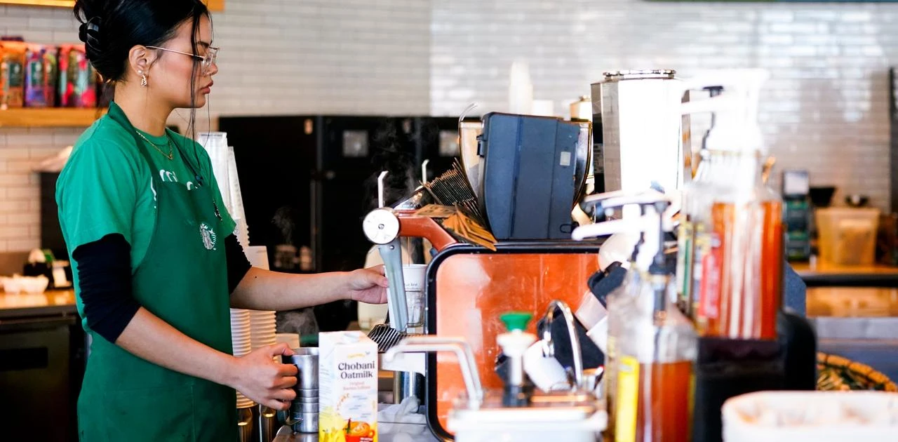 グリーンのエプロンを輝かせたい… スターバックス、今度はバリスタのドレスコードを変更
