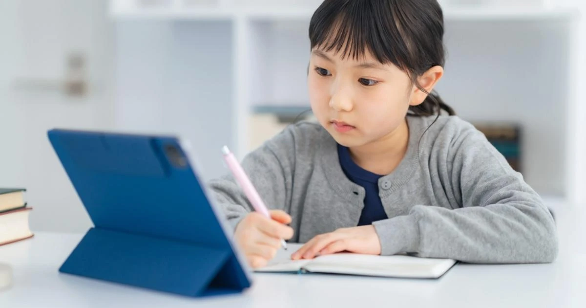 紙のノートとタブレット、暗記学習に向いているのはどっち？ 実験で明らかに