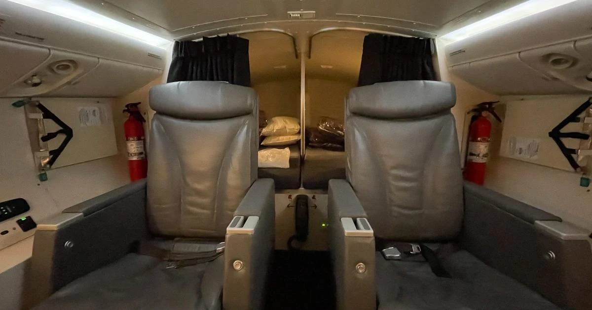 長距離フライトのパイロットの休憩室を見てみよう…ニュージーランド航空機の内部を見学