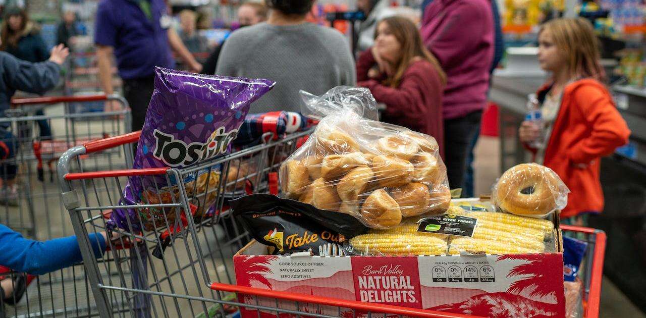 大量購入で仲間とシェア… Z世代は食費を節約するために、コストコで買い物をする