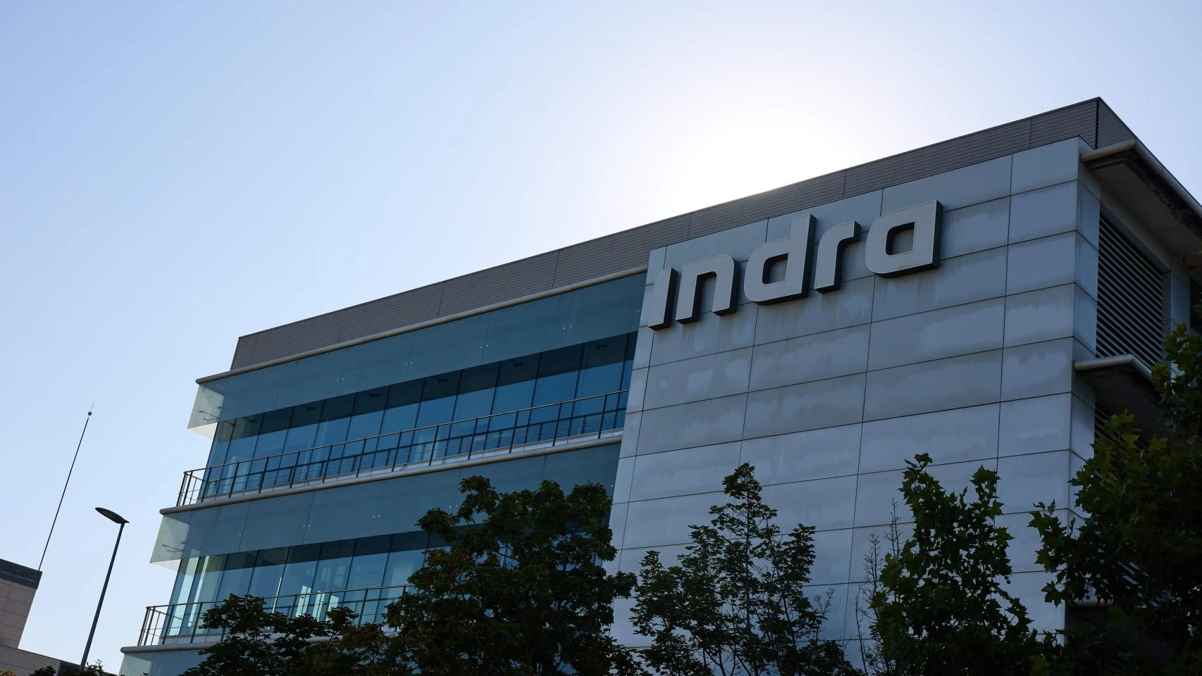 Indra cae en bolsa casi un 5% tras presentar resultados