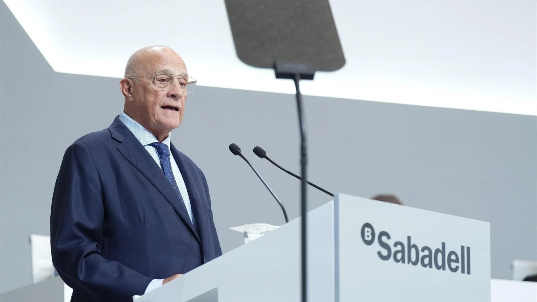 Oliu cree que la venta de TSB llega en un momento 