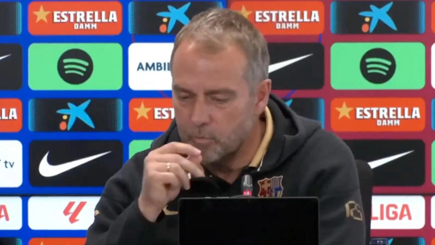 Flick 'reventó' la rueda de prensa con una respuesta: 