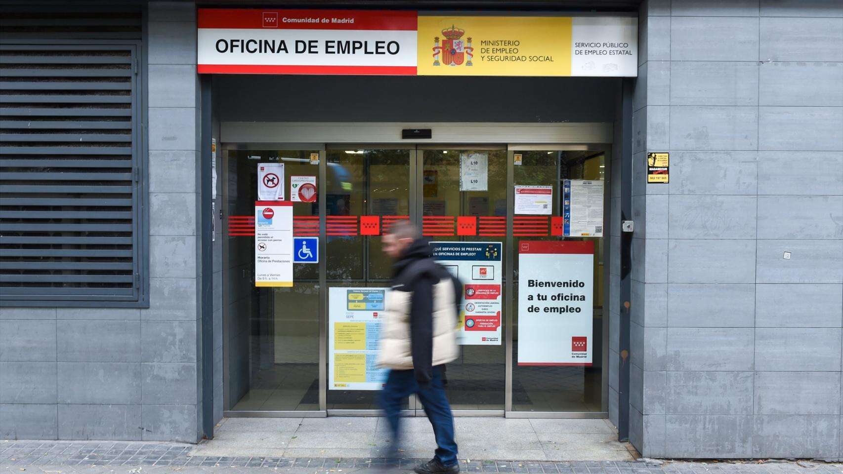 El paro se reduce en casi 25.000 personas y cae hasta las 2,7 millones en noviembre