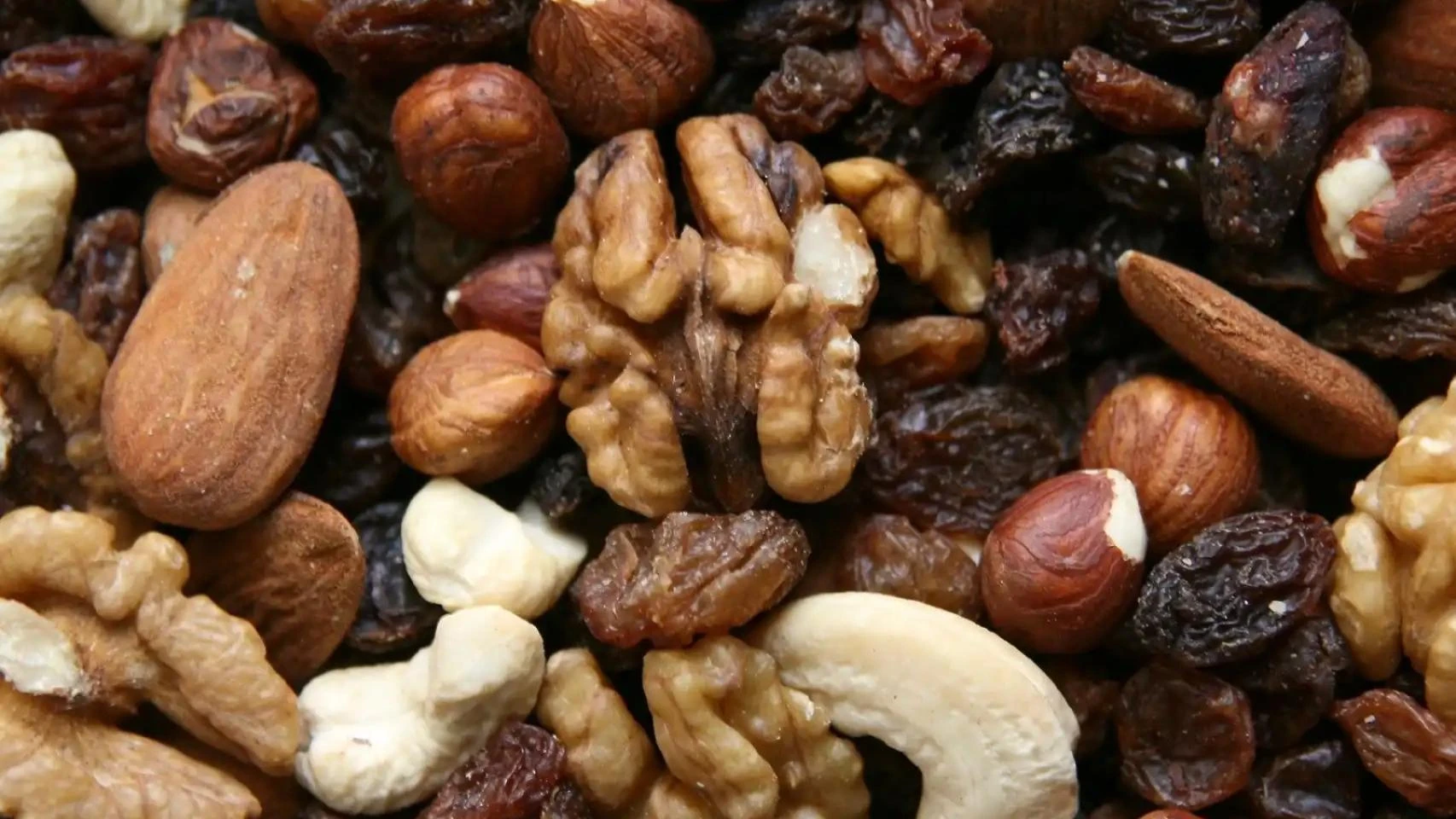 El fruto seco que todos toman sin saber que es una legumbre: baja el colesterol y sacia rápido