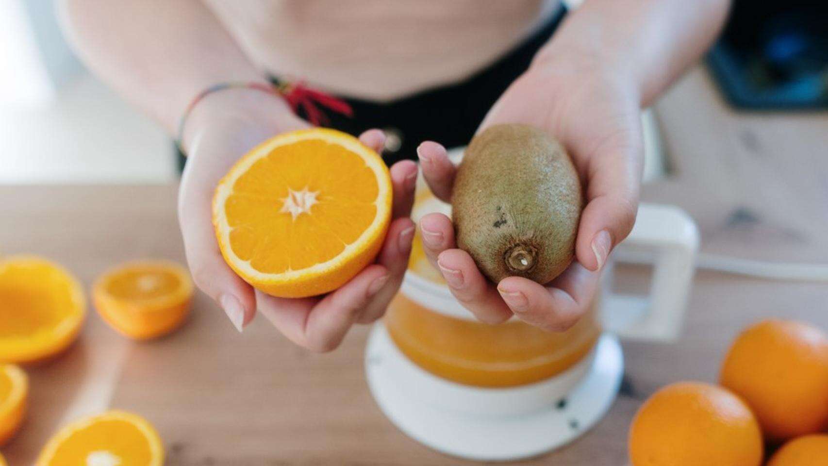 El fruto con 10 veces más vitamina C que la naranja y 15 veces más fibra que el kiwi que España desprecia