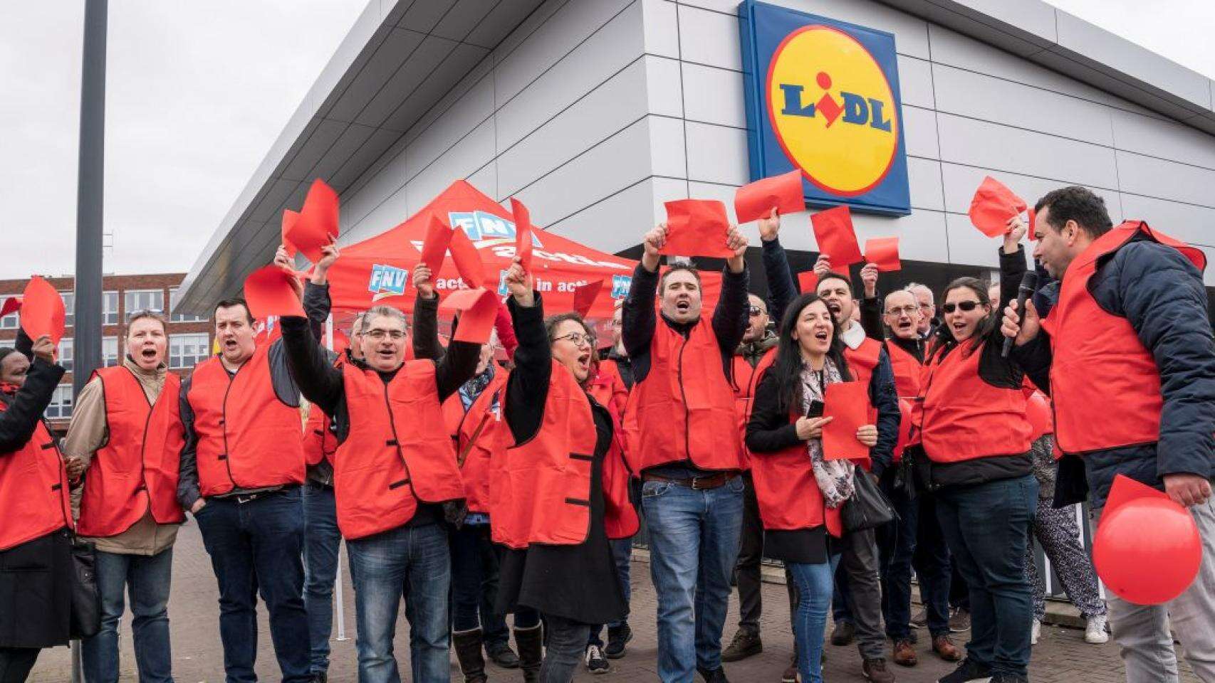 Lidl busca empleados para este puesto específico y ofrece sueldos de casi 2.000 euros