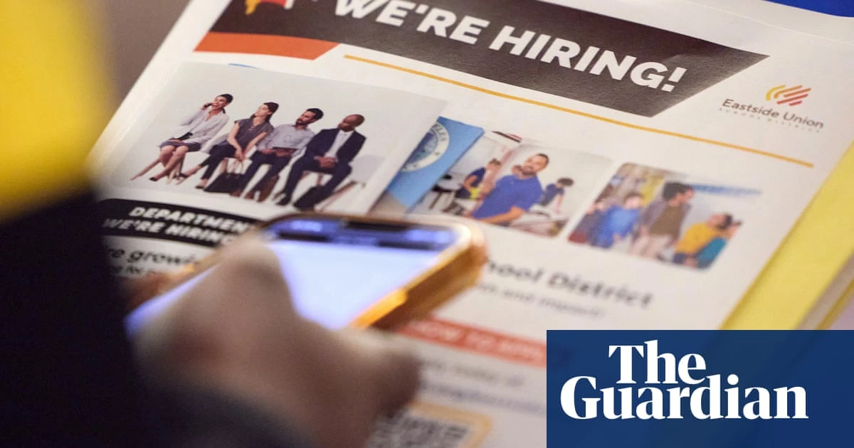 People in the UK: how is AI changing job-seeking for university graduates?