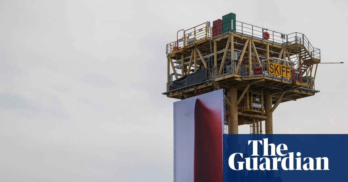 Greenpeace activists install giant Anish Kapoor artwork onto active shell platform – video