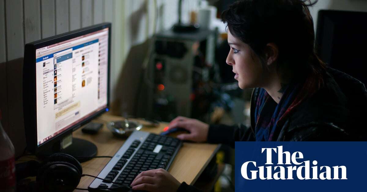 Teenagers who use internet to excess ‘more likely to skip school’