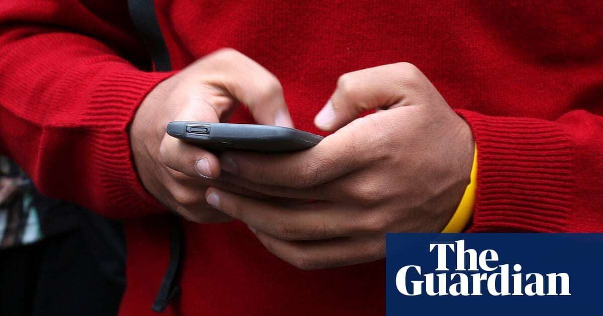 ‘Parents know they are not alone’: UK pact to withhold smartphones until 14 gathers pace