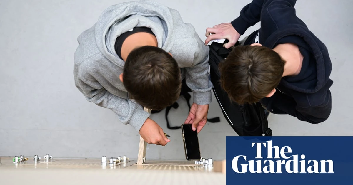 France to tighten mobile phone ban in middle schools