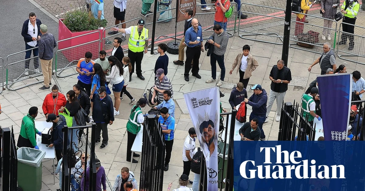 Bacon rashers, hi-vis jackets and a dog collar: all life is found among Oval early birds