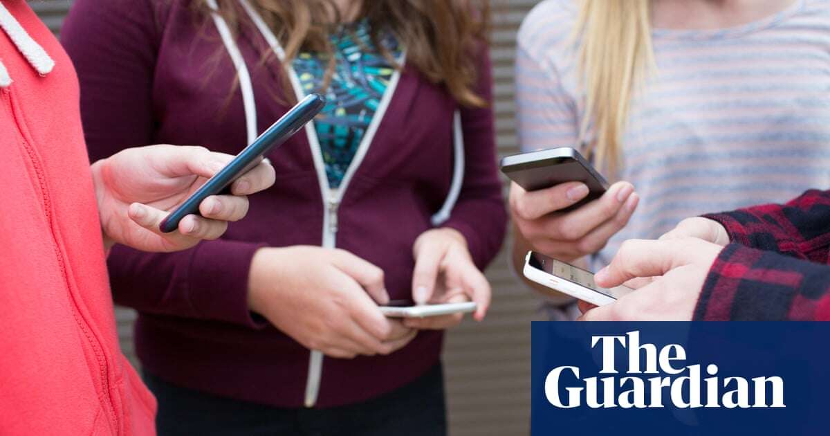 UK government to look again at a smartphone ban in schools