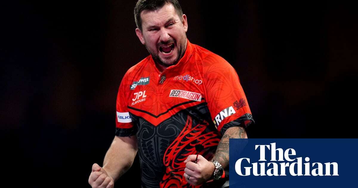 Clayton comes through sudden-death leg against Mansell at PDC worlds