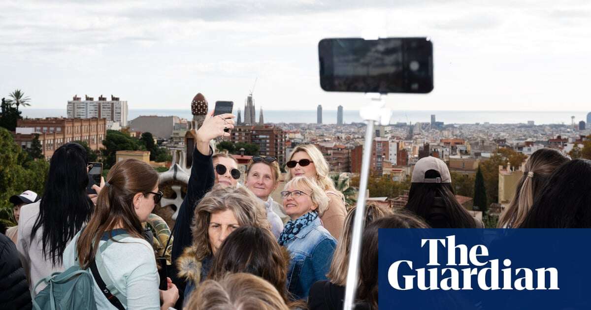 Selfies, tickets and perfect angles: tourism and smartphones in Barcelona – in pictures