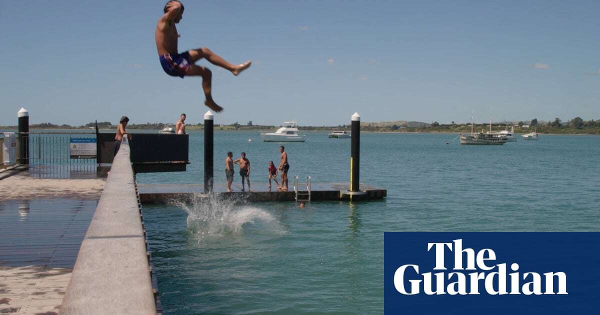 Popping a manu: New Zealand searches for dive-bombing champion - video