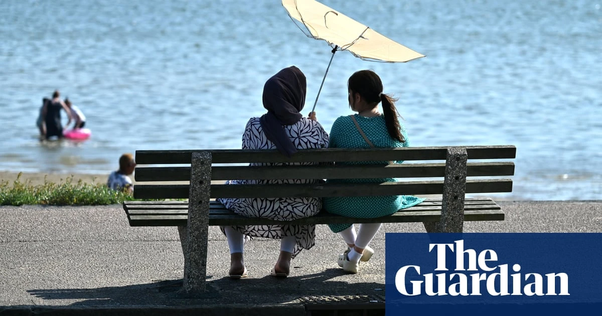 Temperature reaches 34.8C on UK’s hottest day of year
