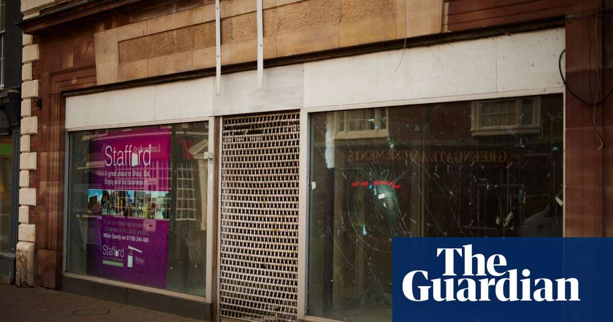 Chemist, pub and bank closures lead to 2,300 more empty UK stores, survey finds