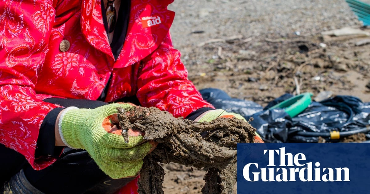 Make wet wipe producers pay for polluting England’s waterways, says report