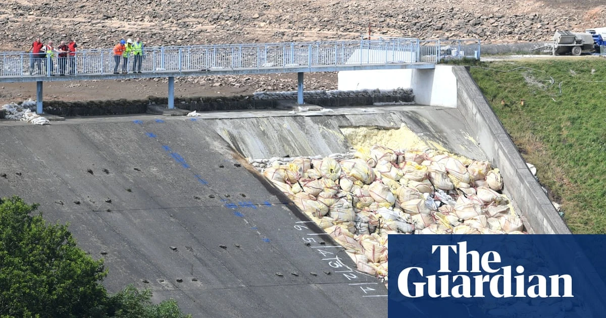 Cuts to England’s canal network could put lives at risk, experts say
