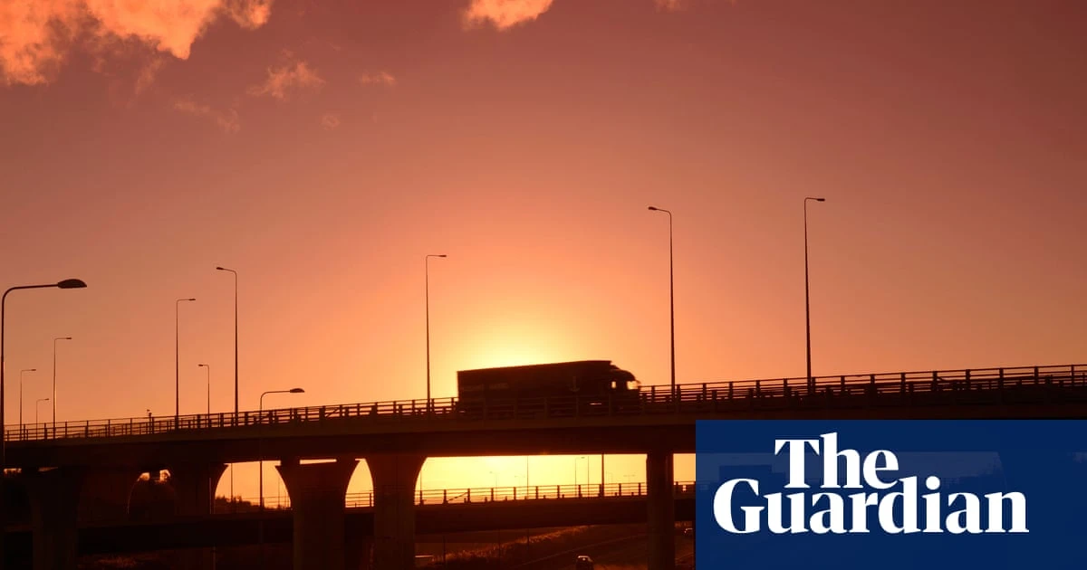 Britain braces for busy roads as May bank holiday temperatures set to pass 30C
